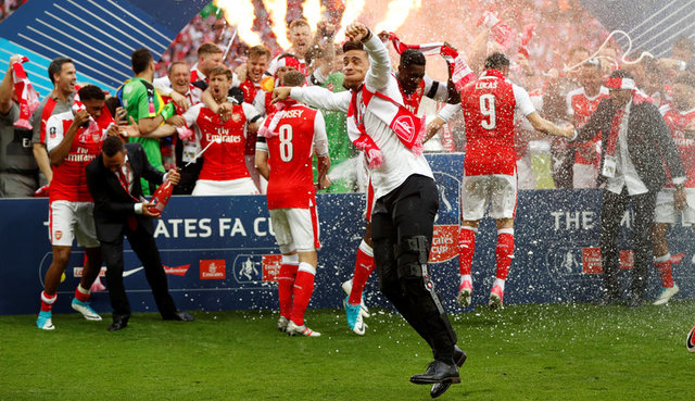 Chùm ảnh: Thầy trò Wenger vui như trẻ thơ ngày đoạt cúp - Ảnh 12.