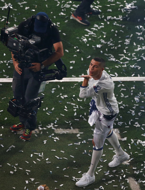 Ronaldo xuống tóc rước cúp cùng Real Madrid - Ảnh 10.
