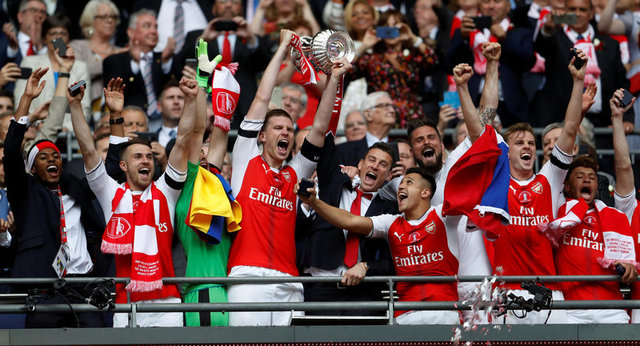 Chùm ảnh: Thầy trò Wenger vui như trẻ thơ ngày đoạt cúp - Ảnh 2.