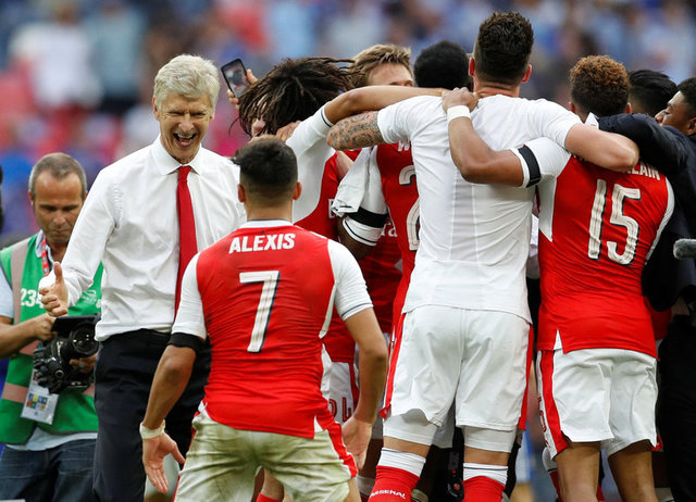 Chùm ảnh: Thầy trò Wenger vui như trẻ thơ ngày đoạt cúp