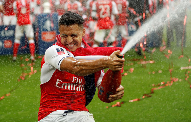 Chùm ảnh: Thầy trò Wenger vui như trẻ thơ ngày đoạt cúp - Ảnh 9.