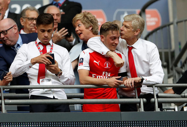 Chùm ảnh: Thầy trò Wenger vui như trẻ thơ ngày đoạt cúp - Ảnh 3.