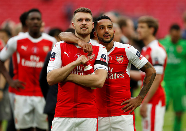 Chùm ảnh: Thầy trò Wenger vui như trẻ thơ ngày đoạt cúp - Ảnh 8.