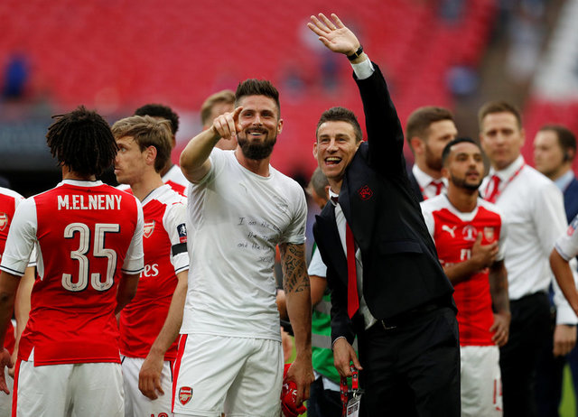 Chùm ảnh: Thầy trò Wenger vui như trẻ thơ ngày đoạt cúp - Ảnh 7.