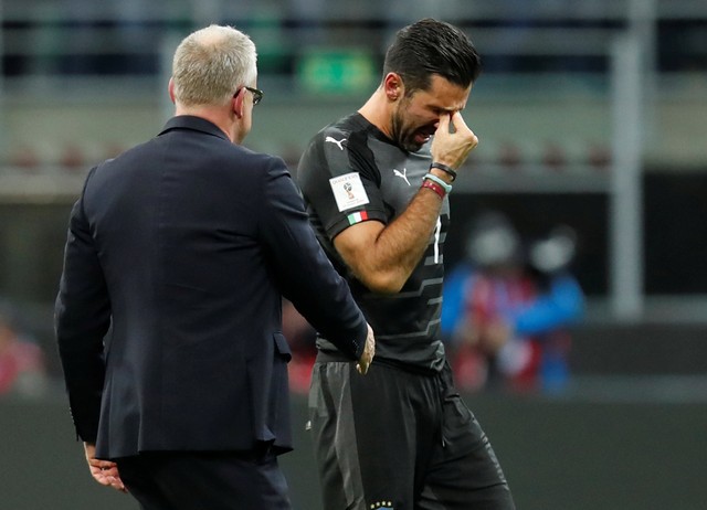 Ý bị loại: Ventura xin lỗi, Buffon khóc ngất