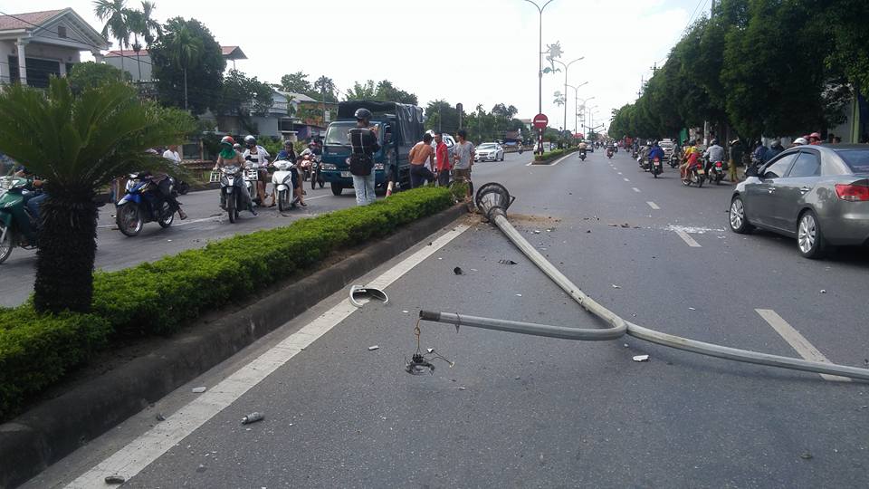 Taxi t&ocirc;ng g&atilde;y cột điện, 3 người bị thương - Ảnh 2.