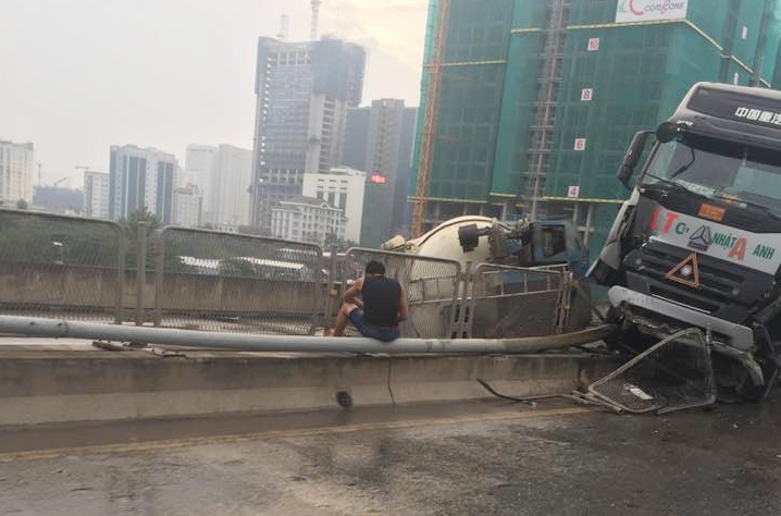 Hà Nội: Xe bồn lật ngang đường vành đai 3 trên cao gây ùn tắc - Ảnh 2.