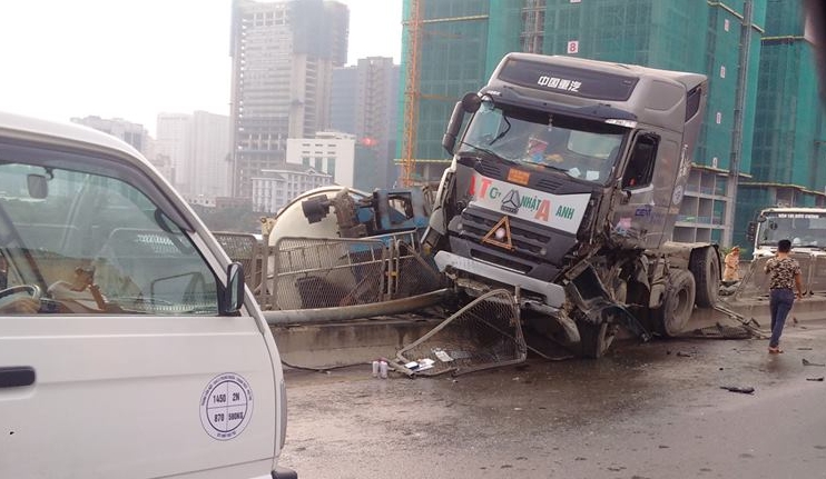 Hà Nội: Xe bồn lật ngang đường vành đai 3 trên cao gây ùn tắc - Ảnh 1.