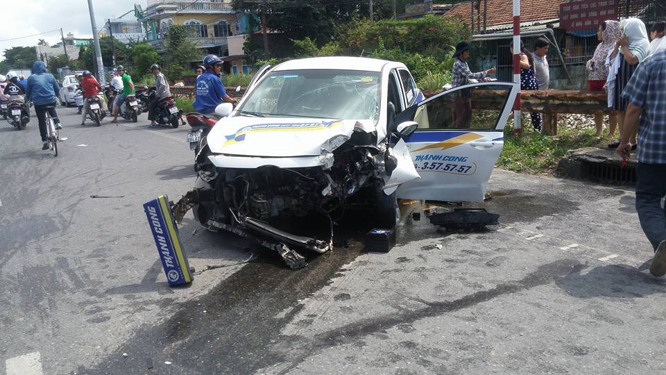 Taxi tông gãy cột điện, 3 người bị thương