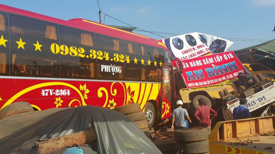 Hai chiếc xe lao vào nhà dân. Ảnh B.N