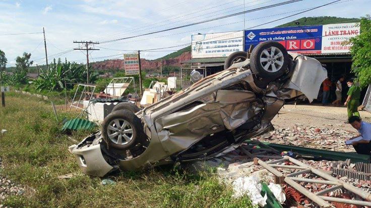Tàu hỏa tông xế hộp lộn nhiều vòng, 2 người tử vong