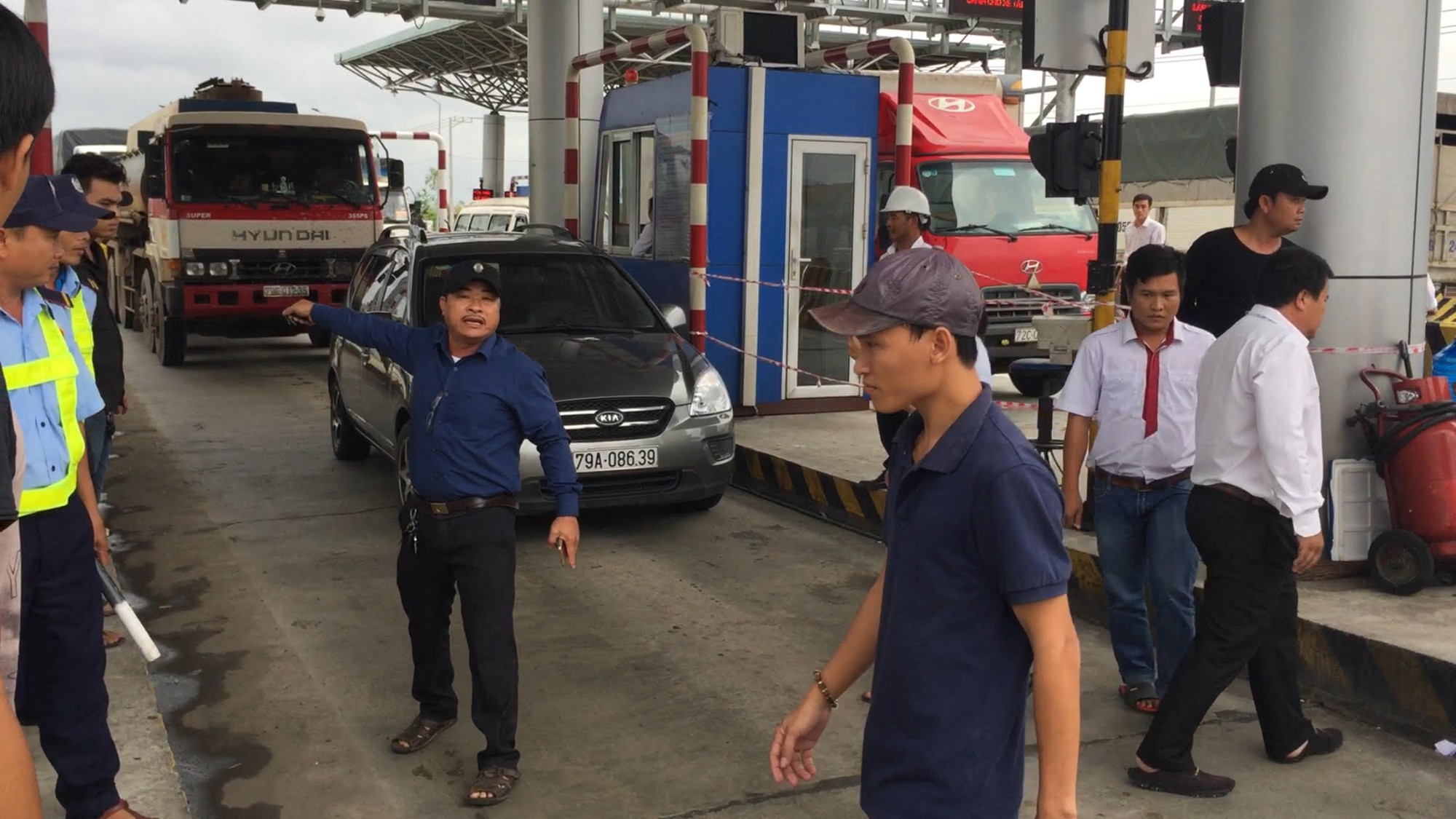 BOT Ninh An đối thoại với t&agrave;i xế để giải quyết &aacute;ch tắc - Ảnh 5.