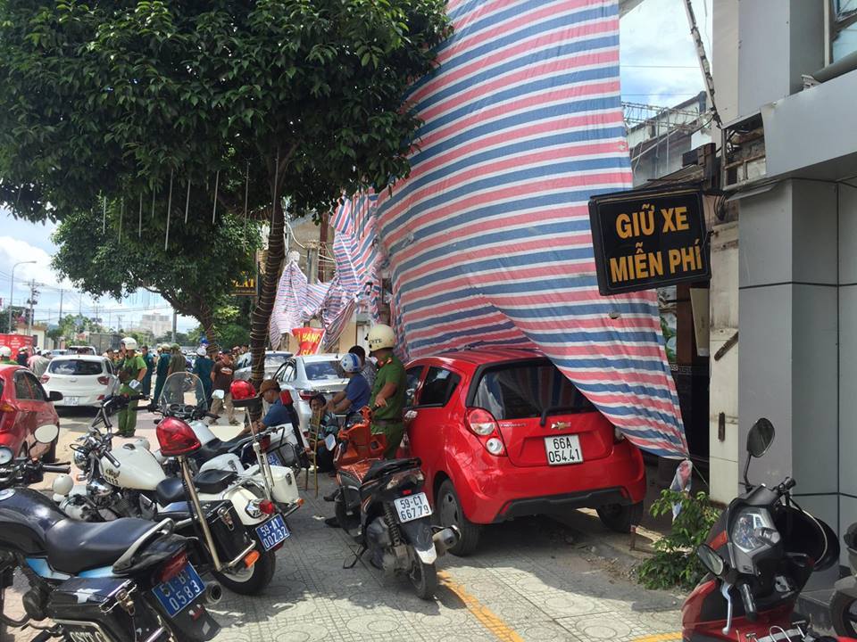 C&ocirc;ng an v&agrave;o cuộc vụ 9 &ocirc; t&ocirc; bị đập ở quận 10 - Ảnh 2.