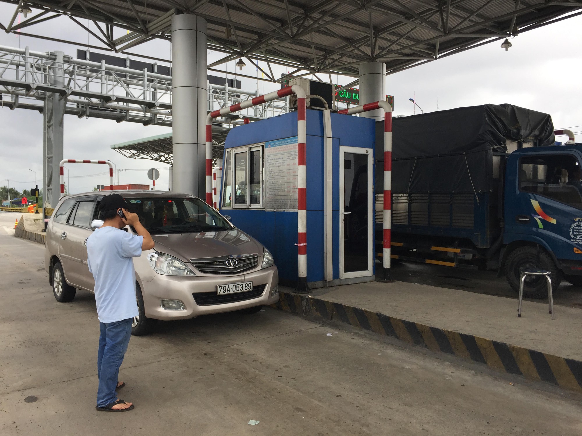 BOT Ninh An lại ách tắc vì tài xế chắn làn - Ảnh 1.