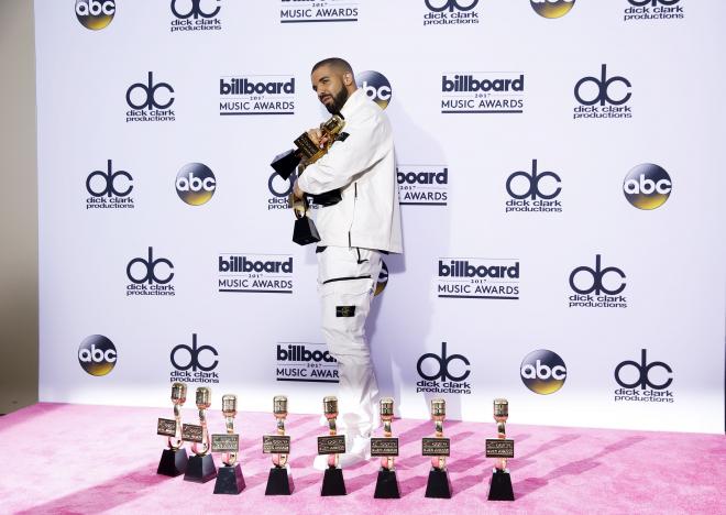 Drake vượt mặt Adele, lập kỷ lục 13 giải thưởng