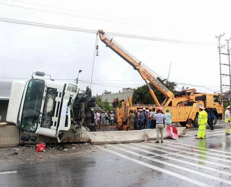 Tai nạn giữa tâm bão, một xe tải bị lật nghiêng gây ùn tắc