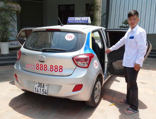 Trần tình của tài xế taxi mở bung 2 cửa xe phóng trên đường