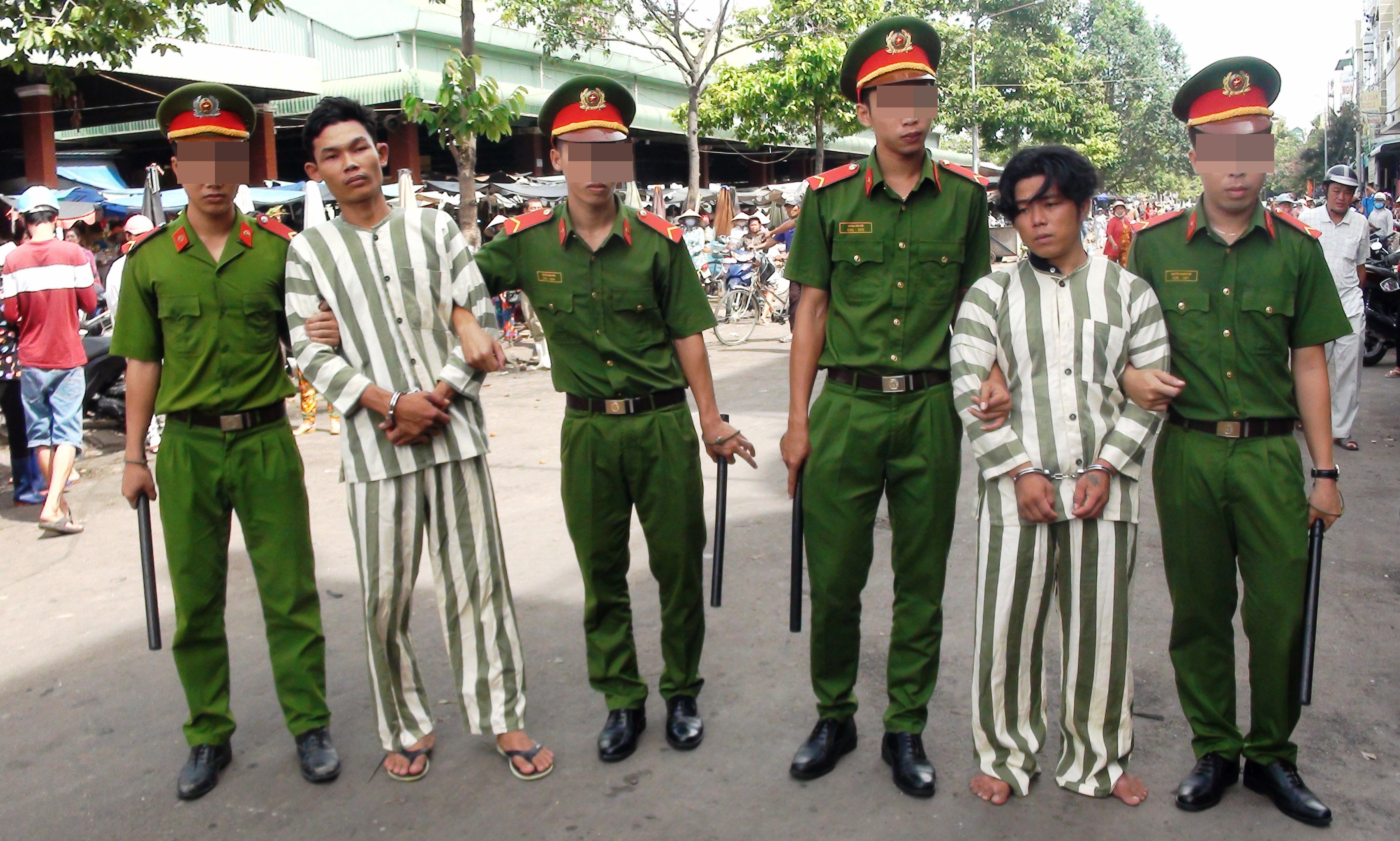 Bị cướp hiếp dâm khi bạn trai bỏ chạy vì bị đánh