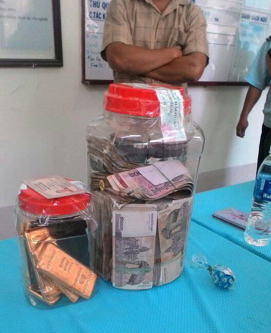 Một phụ nữ Campuchia bó 8 kg kim loại nghi vàng đưa qua biên giới