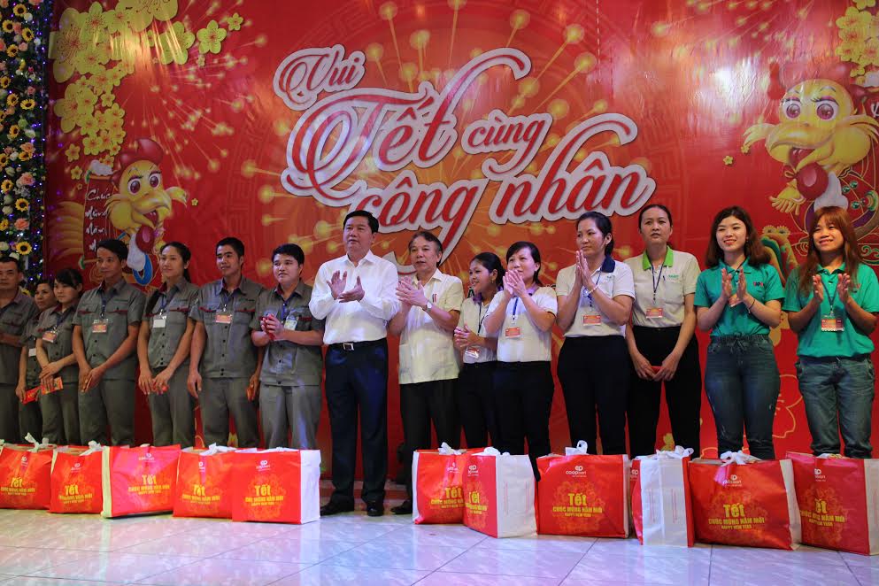 Lãnh đạo TP HCM vui Tết cùng công nhân