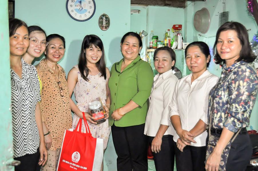
L&atilde;nh đạo quận T&acirc;n B&igrave;nh, TP HCM ch&uacute;c Tết c&ocirc;ng nh&acirc;n nh&agrave; trọ kh&ocirc;ng c&oacute; điều kiện về qu&ecirc; ăn Tết
