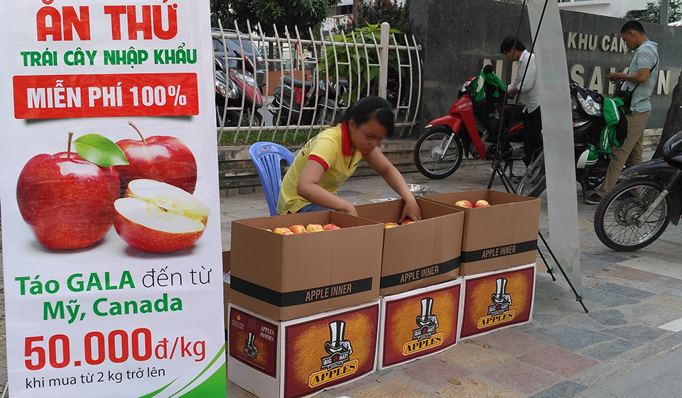 Trái cây ngoại tràn xuống vỉa hè bán Tết