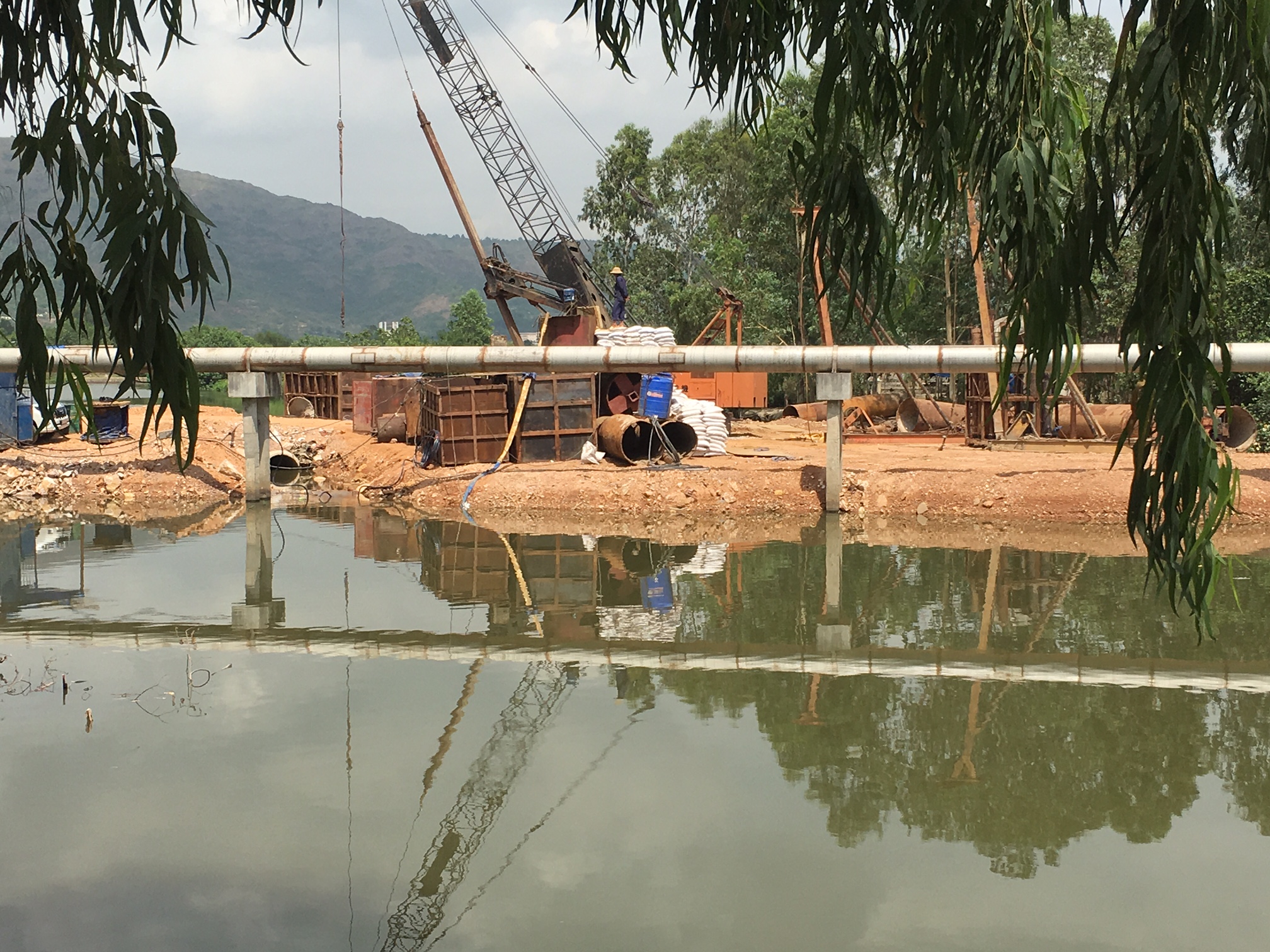 Bình Định: Một nhà thầu tự ý ngăn sông