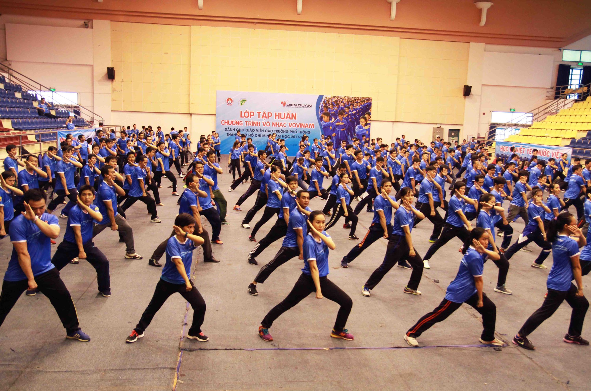 M&agrave;n đồng diễn v&otilde; nhạc vovinam với gần 500 người - Ảnh 1.