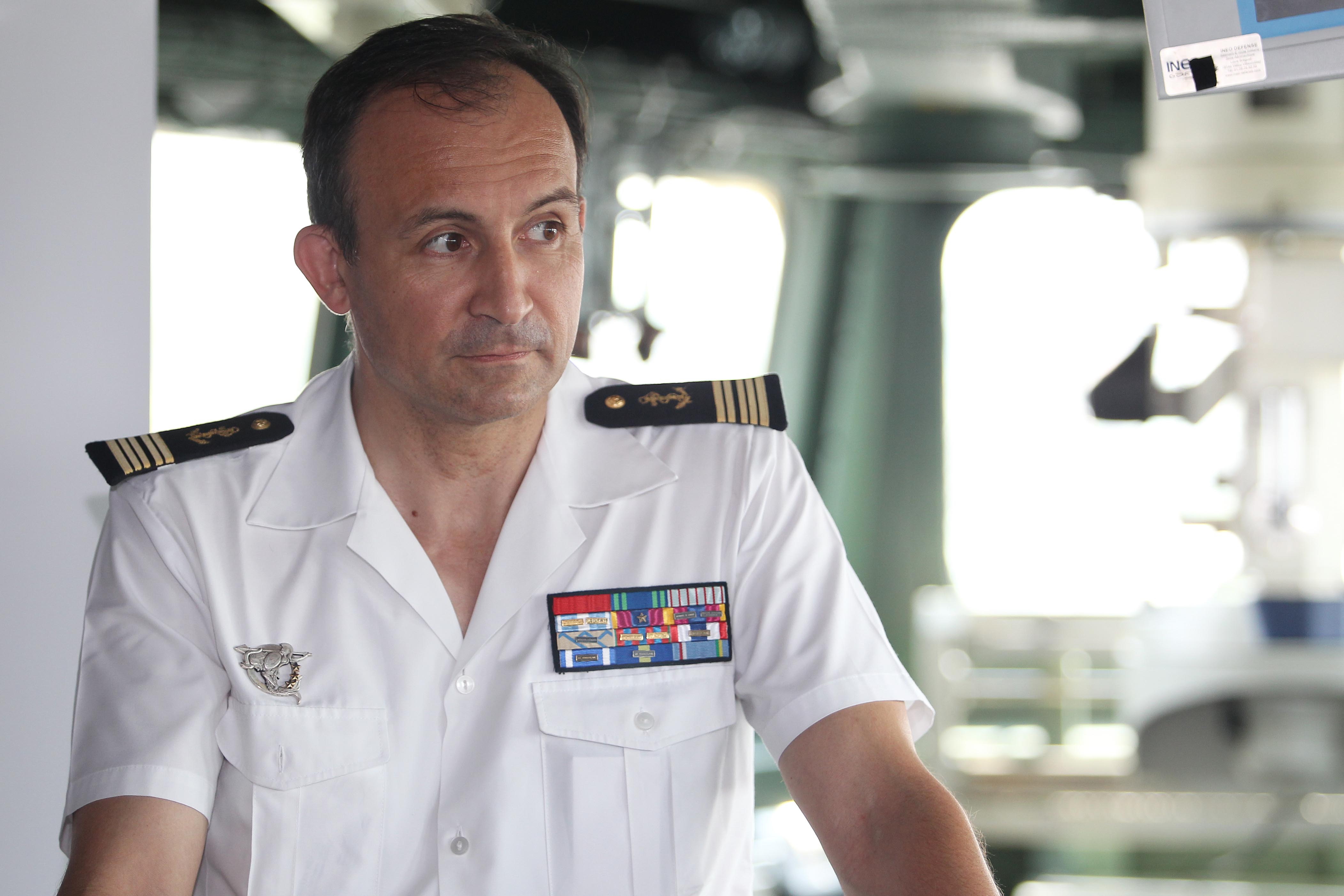 
Thuyền trưởng t&agrave;u Mistral, Thượng t&aacute; Stanislas de Chargeres, nhấn mạnh nh&oacute;m t&agrave;u trong chiến dịch k&eacute;o d&agrave;i 5 th&aacute;ng lần n&agrave;y đều thuộc loại t&agrave;u triển khai trong c&aacute;c khu vực mang t&iacute;nh chiến lược đối với c&aacute;c lợi &iacute;ch của Ph&aacute;p. Ảnh: Ho&agrave;ng Triều
