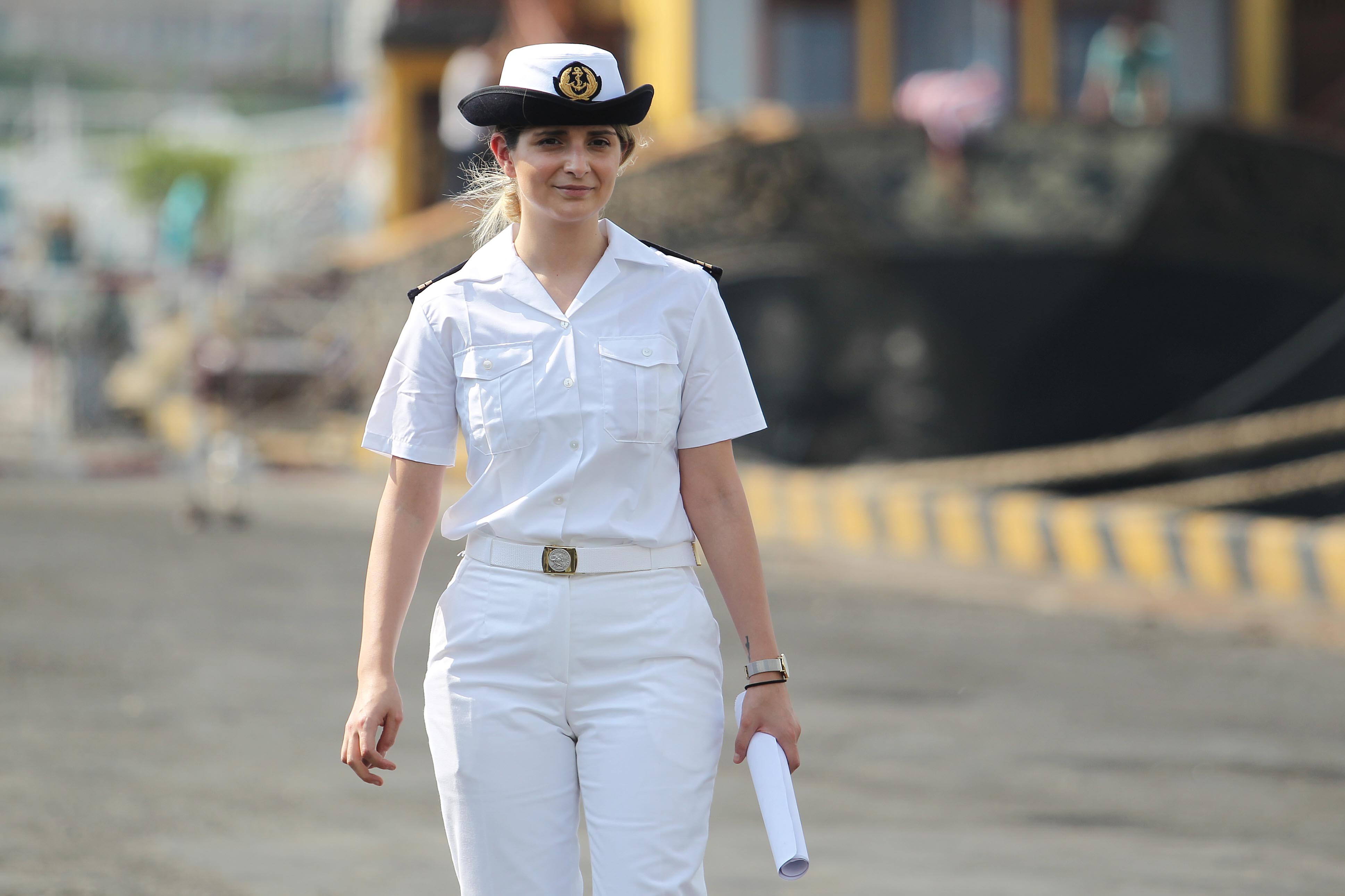 
Nữ học vi&ecirc;n hải qu&acirc;n Ph&aacute;p của t&agrave;u Courbet. Ảnh: Ho&agrave;ng Triều
