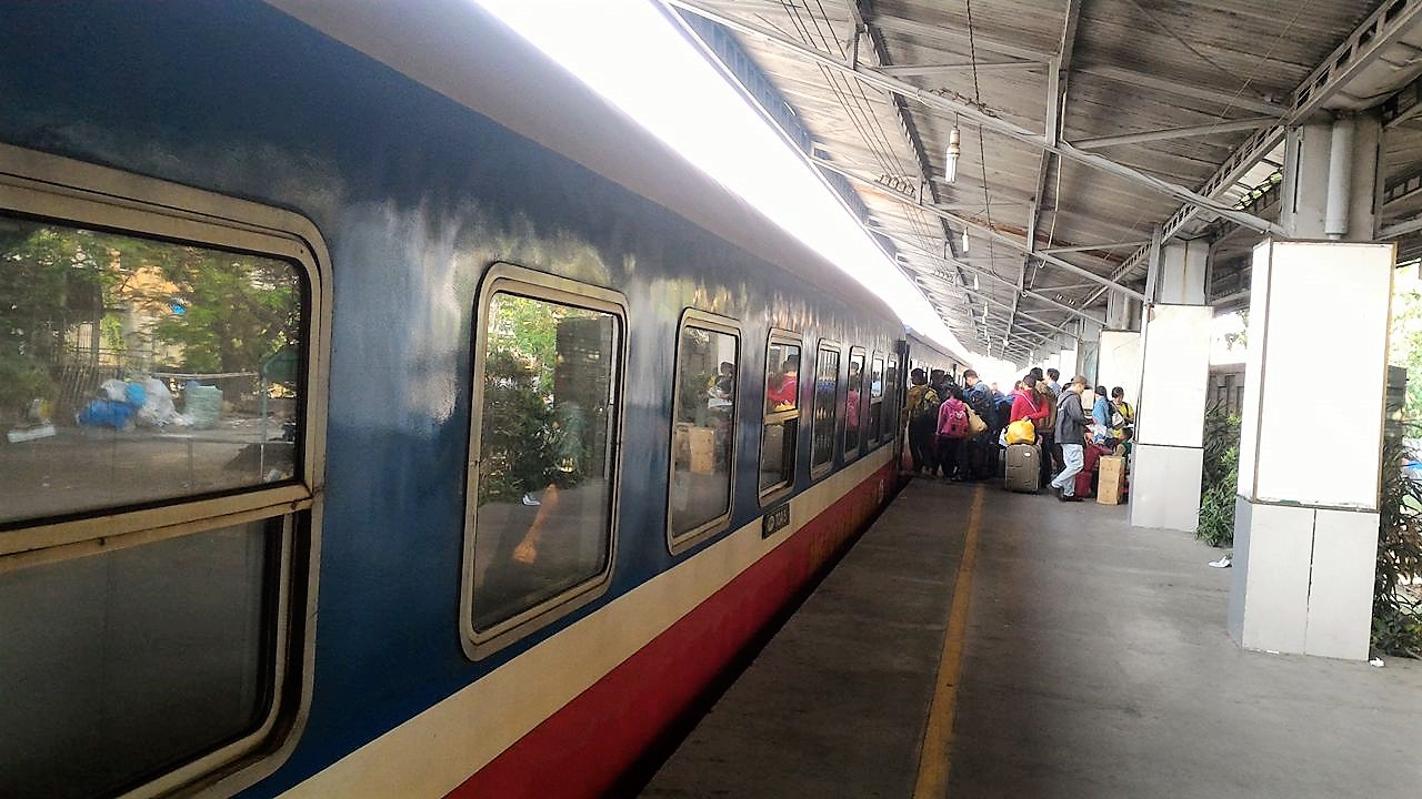 
Chuyến t&agrave;u cuối năm bao giờ cũng khiến t&ocirc;i bồi hồi, lưu luyến
