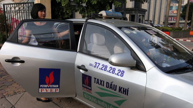 Chật vật tìm cửa cạnh tranh với Uber, Grab