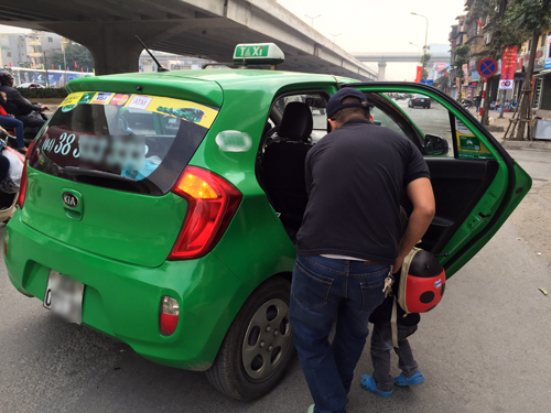 Taxi truyền thống và Uber, Grab 'chê' khách ngày Tết