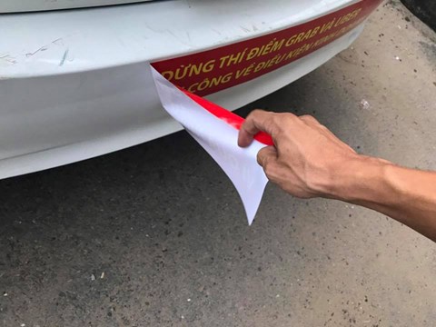 Biểu ngữ “không đẹp” trên taxi Vinasun đã được gỡ bỏ