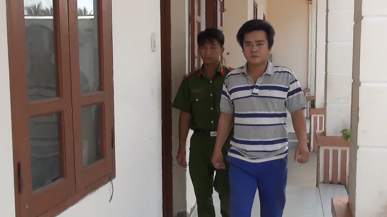 Lội sông tìm đánh người dằn mặt