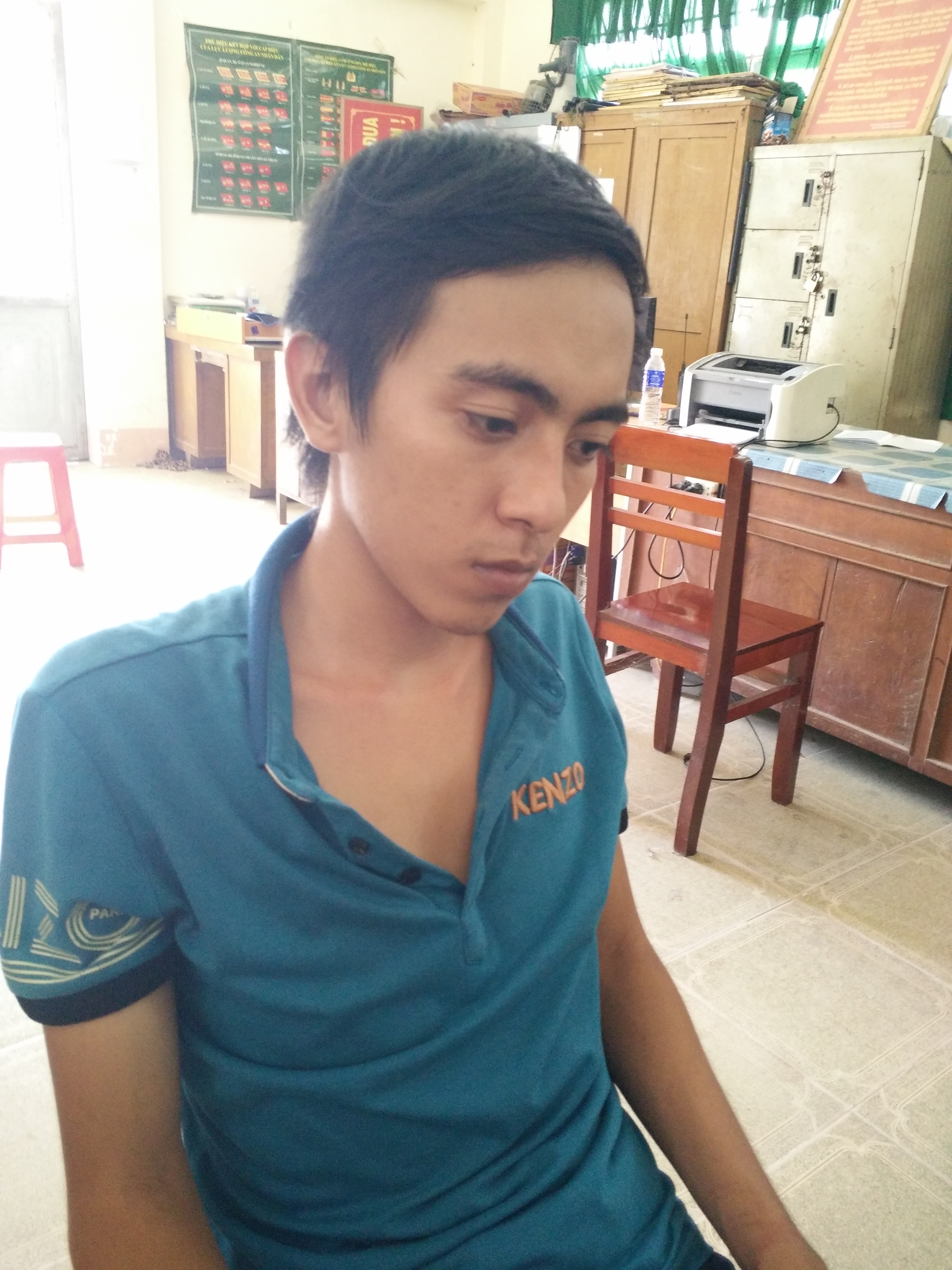 Bắt nóng tên trộm liều lĩnh trong vườn ổi