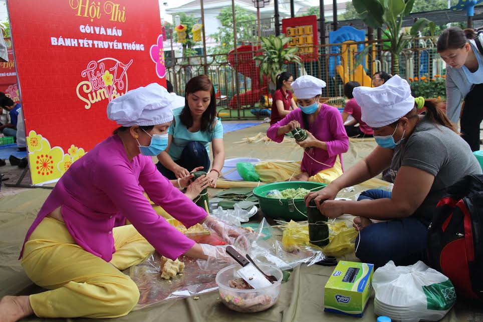 Công nhân quận Thủ Đức, TP HCM nấu bánh chưng, bánh tét