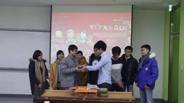 Bánh chưng và giò lụa truyền thống được Hội sinh viên Việt Nam tại Hàn Quốc trao tặng các du học sinh VN tại Hàn.