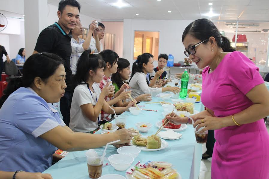 Bà Hồ Như Cát Tường, Phó Chủ tịch LĐLĐ quận 1, TP HCM, ăn Tết cùng công nhân không có điều kiện về quê của Công ty CP Thực phẩm Trung Sơn