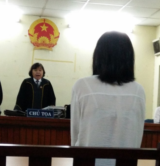 Đưa cả tên em ruột và chồng vào danh sách trả lương của trường
