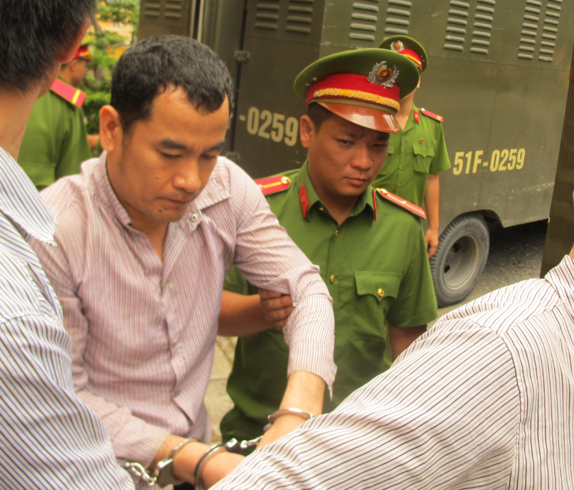 Cầm giùm đôi giày, tài xế lãnh án chung thân