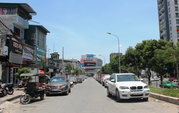 Ngỡ ng&agrave;ng H&agrave; Nội hoang vắng giữa trưa nắng thi&ecirc;u đốt - Ảnh 3.