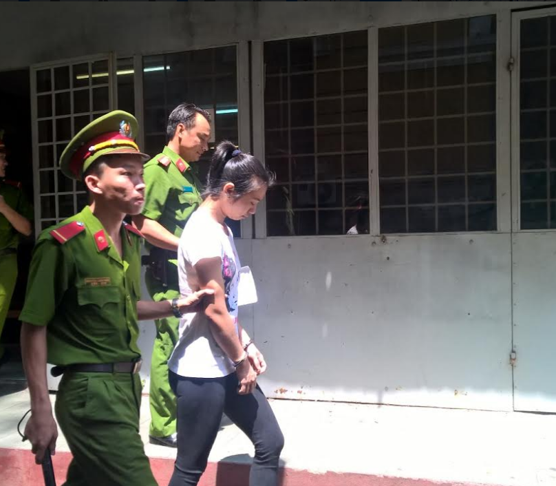 Cầm giùm hộp quà, một phụ nữ lãnh án tử