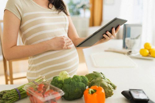 Thai phụ l&uacute;c n&agrave;o cũng phải ăn cho 2 người? - Ảnh 1.