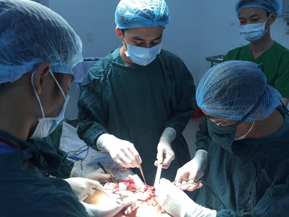 Đi làm đẹp, cô gái bị biến dạng dung nhan