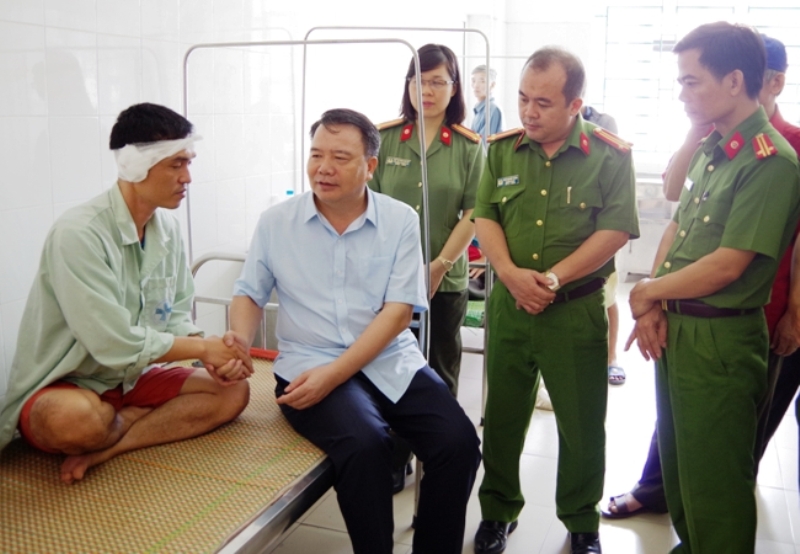 Côn đồ dọa chém dân, tấn công luôn cả Cảnh sát 113