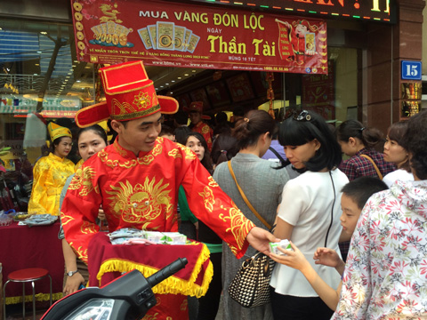 Ngày Thần Tài bị trục lợi