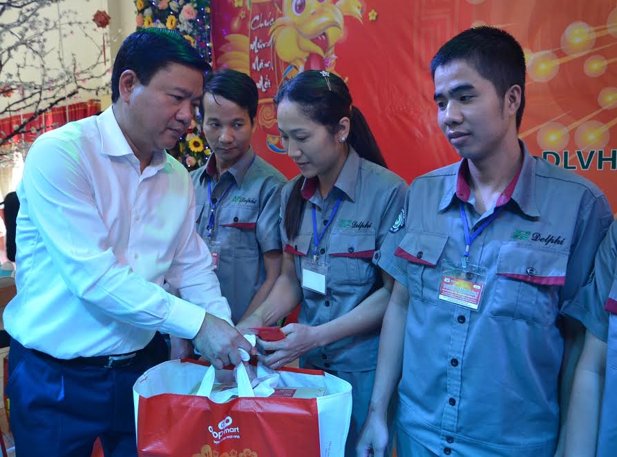 Ông Đinh La Thăng, Ủy viên Bộ Chính trị, Bí thư Thành ủy TP HCM, tặng quà Tết cho công nhân không có điều kiện về quê