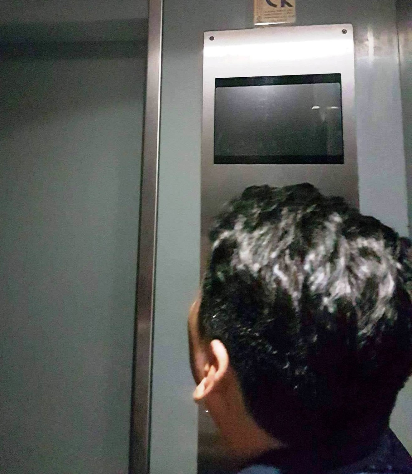 Hơn 10 người bị “nhốt” trong thang máy cao ốc