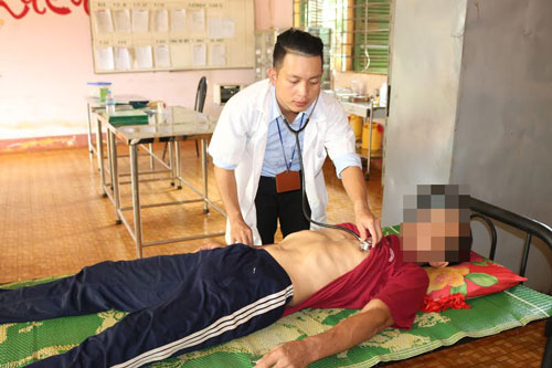 Anh Nguyễn Viết Thanh đang chăm sóc bệnh nhân (Ảnh do nhân vật cung cấp)